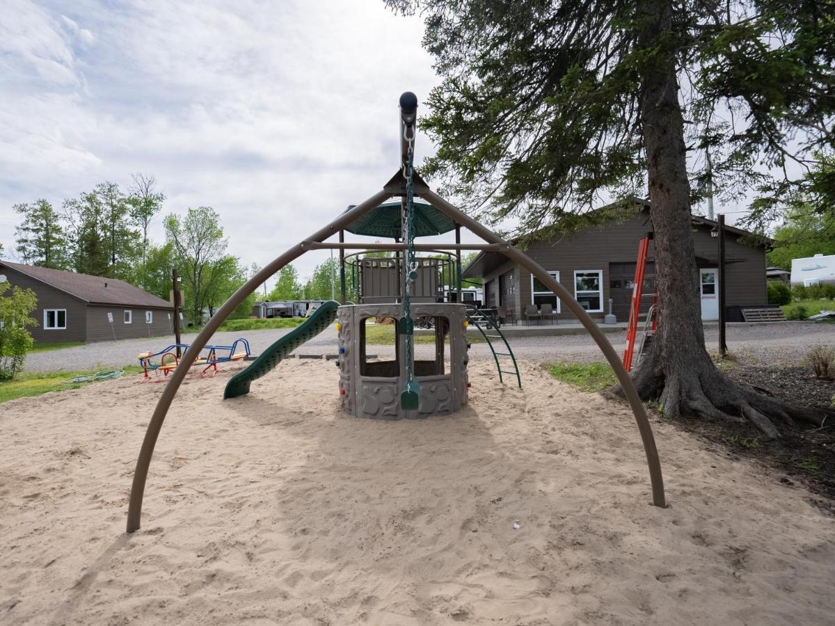 Les Chalets Baie Cascouia, Nature & Experience A Saguenay Exterior photo