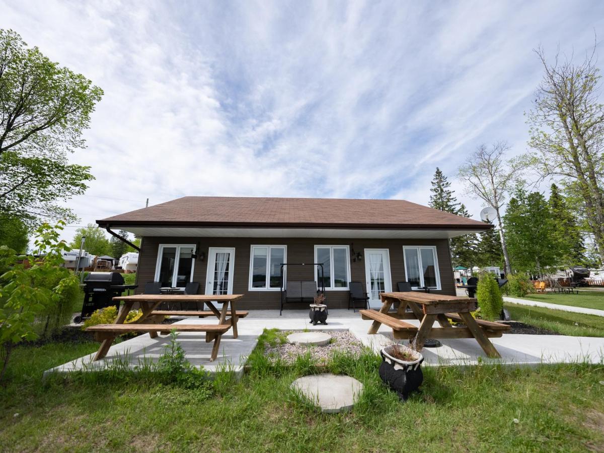 Les Chalets Baie Cascouia, Nature & Experience A Saguenay Exterior photo