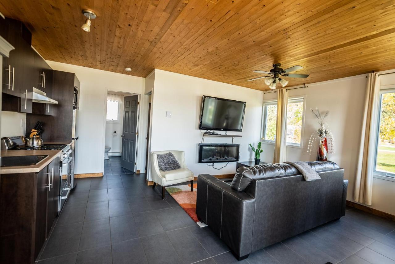 Les Chalets Baie Cascouia, Nature & Experience A Saguenay Exterior photo