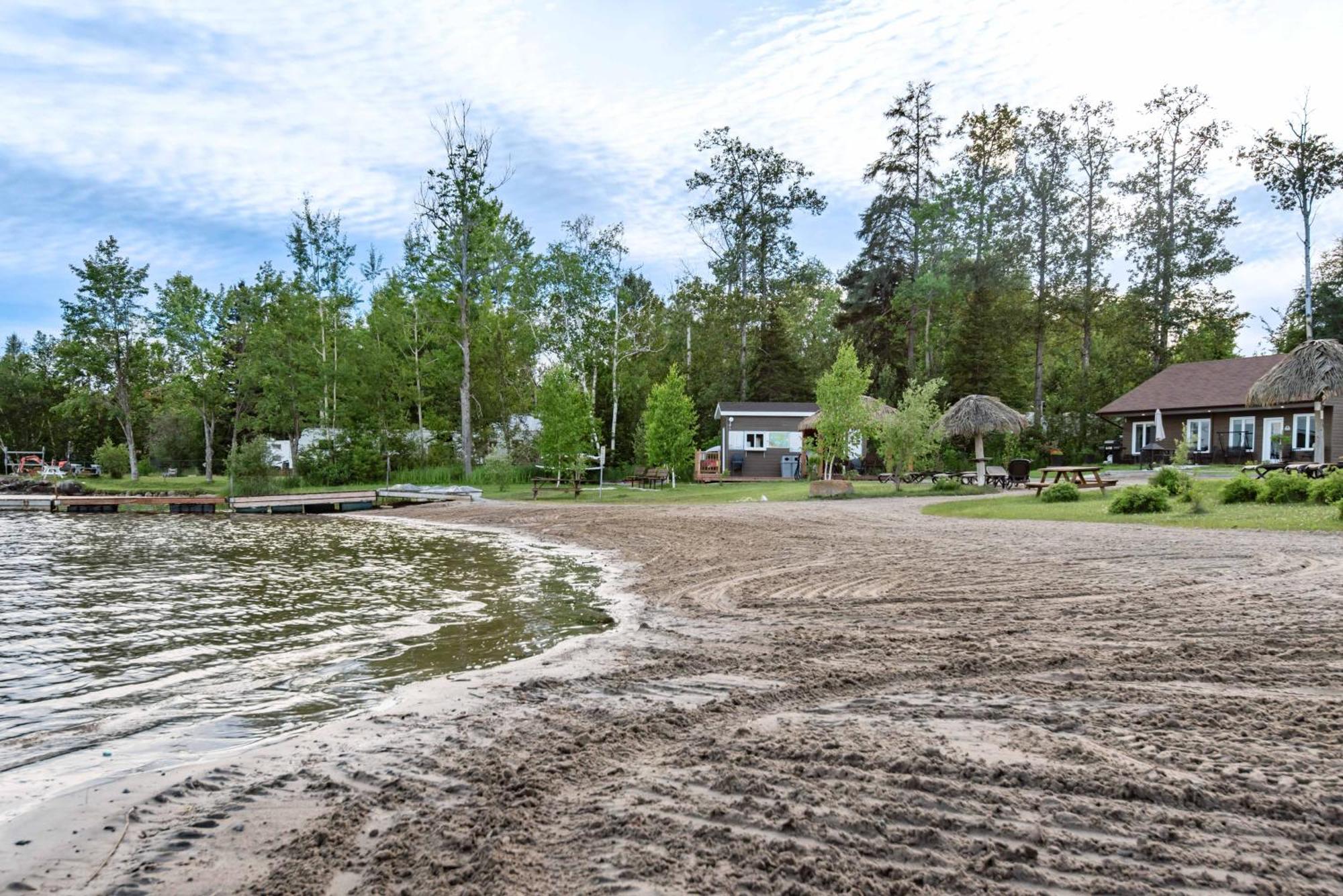 Les Chalets Baie Cascouia, Nature & Experience A Saguenay Exterior photo