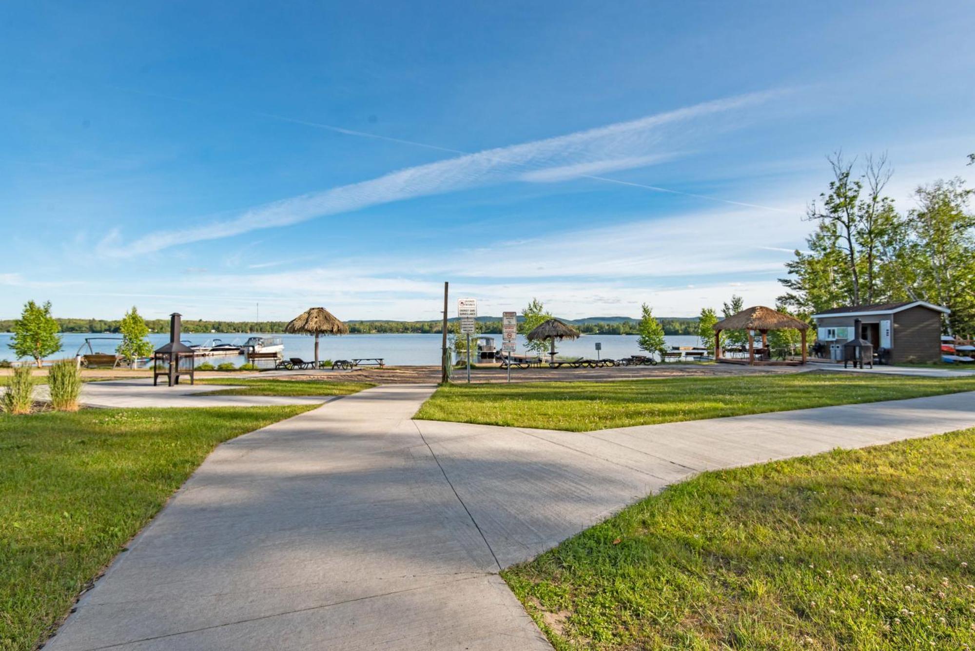 Les Chalets Baie Cascouia, Nature & Experience A Saguenay Exterior photo
