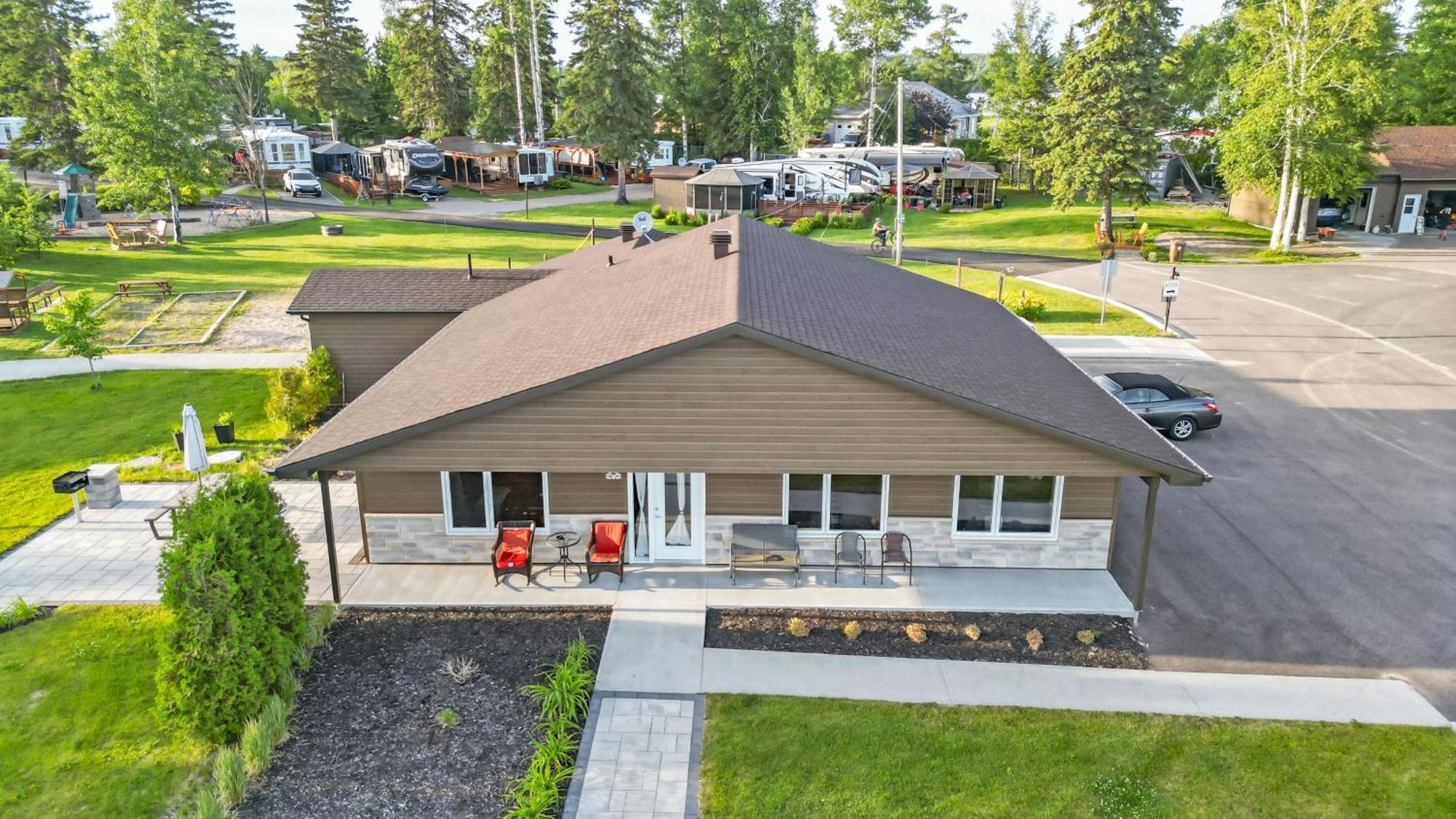 Les Chalets Baie Cascouia, Nature & Experience A Saguenay Exterior photo